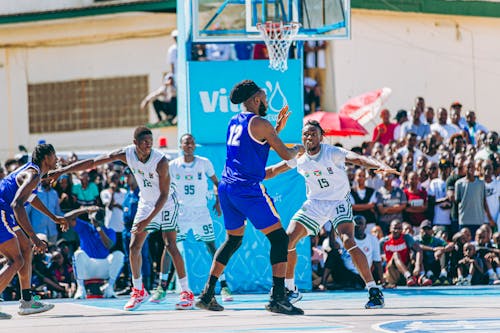 开小会？巴媒：安帅今日训练开始前和维尼修斯交谈了3分钟